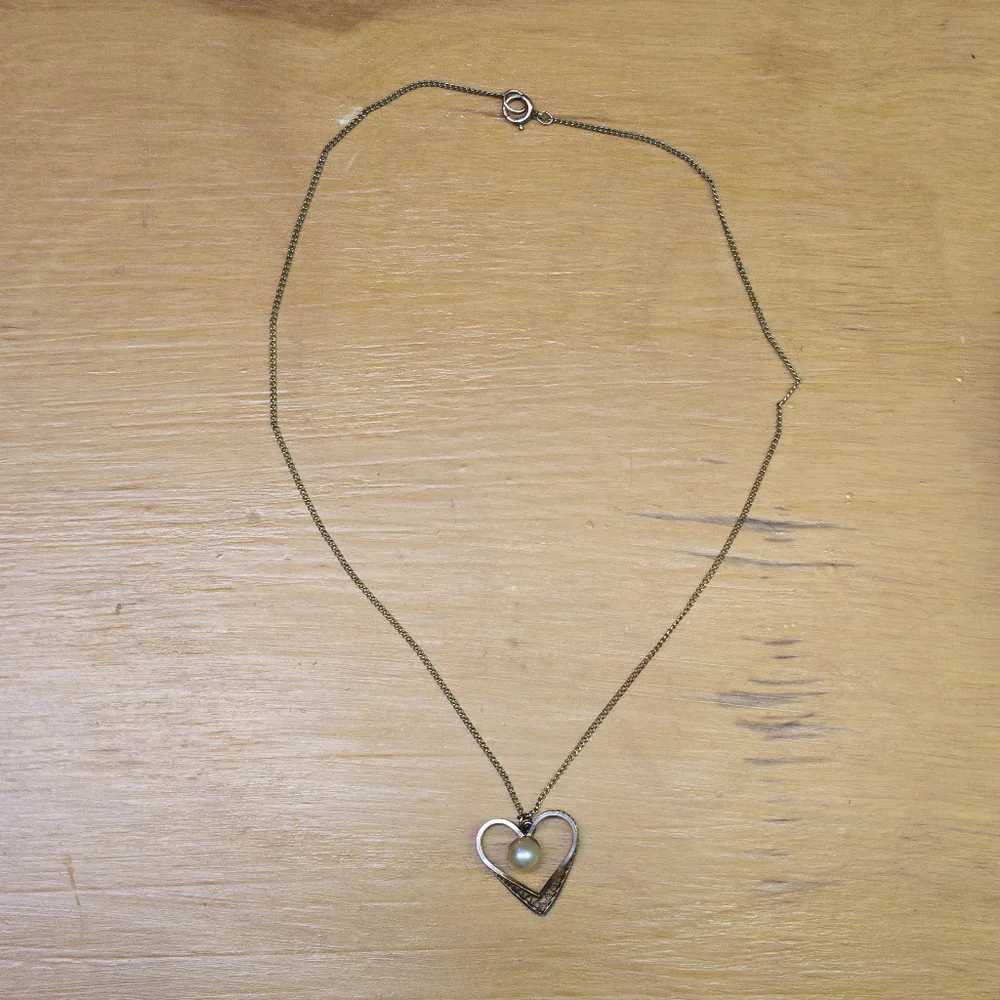 Vintage faux pearl gold tone heart necklace